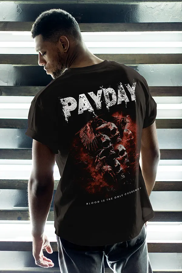 Мъж по черна тениска PAYDAY oversize, гръб с принт PAYDAY и черепи
