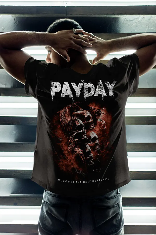 Мъж по черна тениска PAYDAY oversize, поглед отзад с принт PAYDAY и черепи